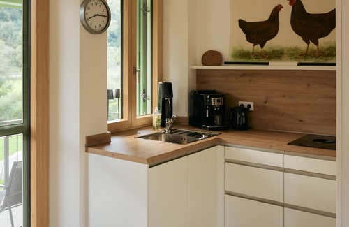 Schonderfeld Apartment | Apartment 'Zauberhaftes Franken Erleben' with Mountain View, Private Terrace and Wi-Fi