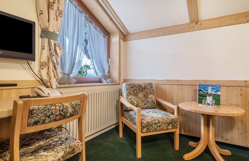 Waggershausen Apartment | Apartment 'Zweibett Zimmer 2' with Shared Garden