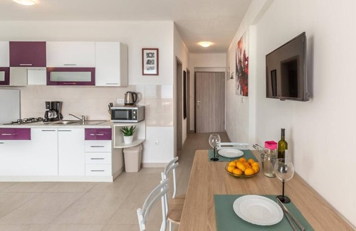 Zadvarje Apartment | Apartments EOLI 1, 4+1 with a beautiful sea view and terrace, next to the sea