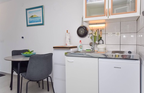 Necujam Apartment | Apartments Dubravka (77561-A1) - Necujam - island Solta