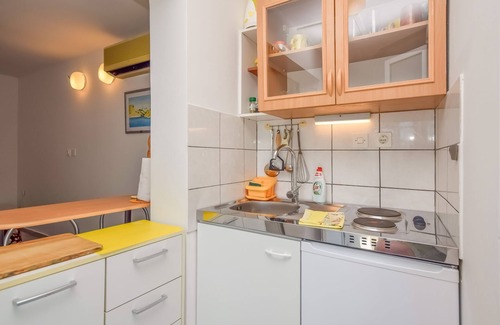Necujam Apartment | Apartments Dubravka (77561-A2) - Necujam - island Solta