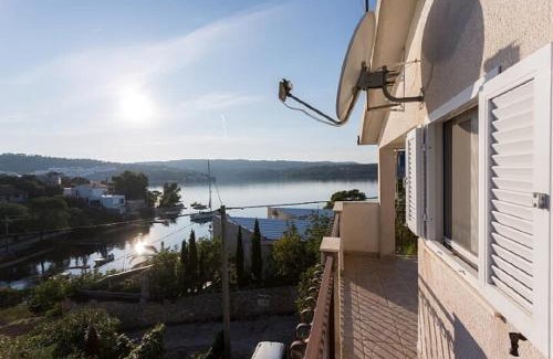 Necujam Apartment | Apartments Petra - 50 m from pebble beach