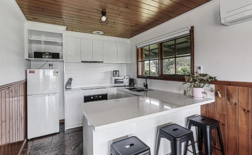 Marengo House | Apollo Bay Cottages- Sabine