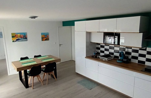 Brignogan-Plage Apartment | Appartement Neuf, à 5minutes de la Plage, Commerce au Rdc, Pour 4 Personnes