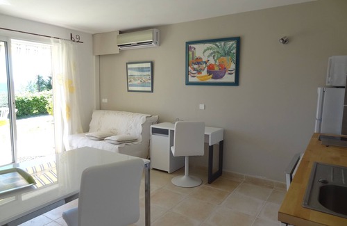 Manosque Apartment | appart ground floor with terrace, garden in villa