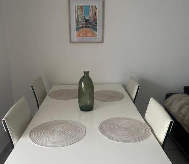 Les Chartreux Apartment | Appart T3 proche métro -draps et serviettes inclus