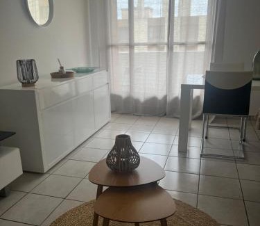 Les Chartreux Apartment | Appart T3 proche métro -draps et serviettes inclus