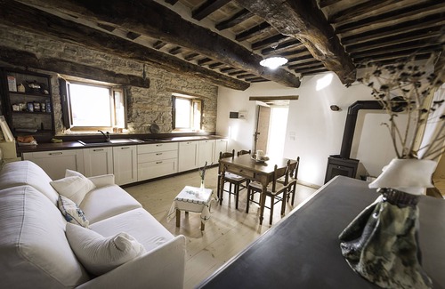 Pennabilli Apartment | Appartamentino Rustico in Villa Maindi with garden use and free WiFi