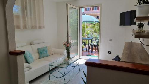 Olbia House | Appartamento in villa con veranda privata e parcheggio gratuito
