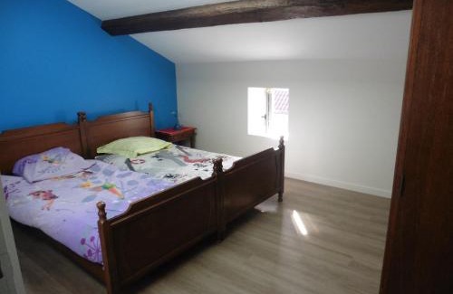 Saint-Martin-Belle-Roche Apartment | Appartement dans maison en pierre proche sortie autoroute A6
