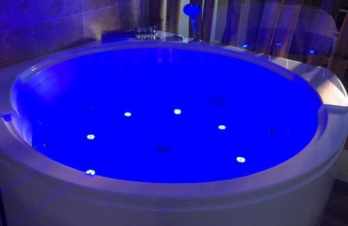 Verneuil-sur-Avre Apartment | Appartement jacuzzi privatif Love&Zen
