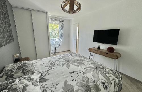 Saint-Julien-les-Villas Apartment | Appartement terrasse et jardin