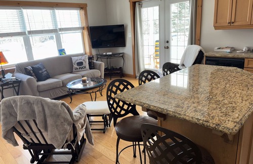 Cedarville Apartment | Appartement 3 1/2 au Bord du Lac Memphrémagog - Ogden Descente à Bateau