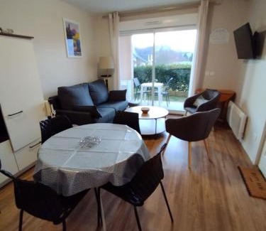 Pouzac Apartment | Appartement 3 étoiles, 2 chambres , cuisine aménagée, terrasse, face à la chaîne des Pyrénées