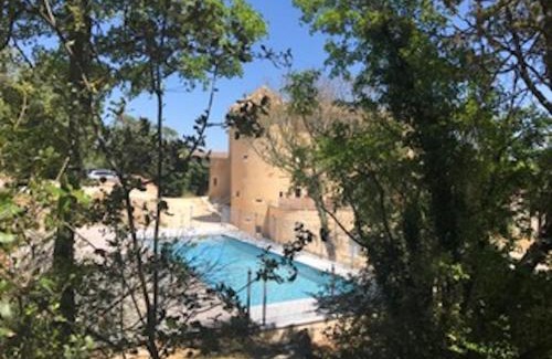 Lussan Apartment | Appartement 4 personnes dans château avec piscine