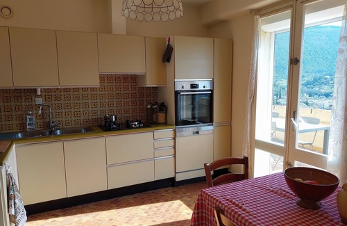 Nyons Apartment | Appartement Avec une Grande Terrasse et une vue sur la Montagne à Nyons