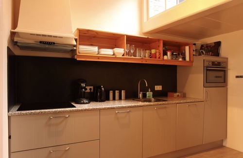 Veere Apartment | Appartement Bordeaux Oxhooft at the port of Veere on the first floor.