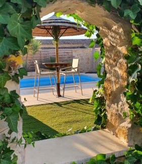 Pont-Saint-Esprit Apartment | Appartement duplex meublé avec vue sur piscine