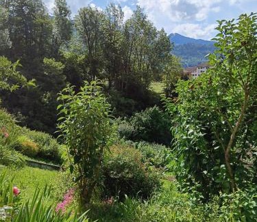 Ugine Apartment | Appartement en rez-de-chaussée avec vues sur les montagnes