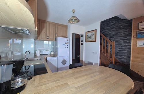 Pugny-Chatenod Apartment | Appartement familial au Revard, vue sur le jardin d'enfant et pistes