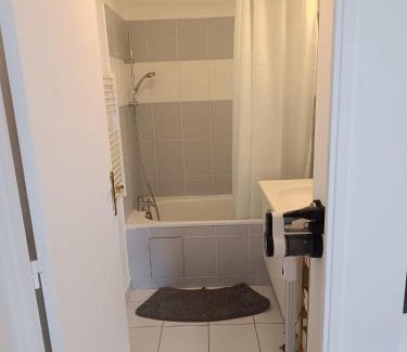 Carrieres-sous-Poissy Apartment | Appartement Cosy, 30 minutes de Paris