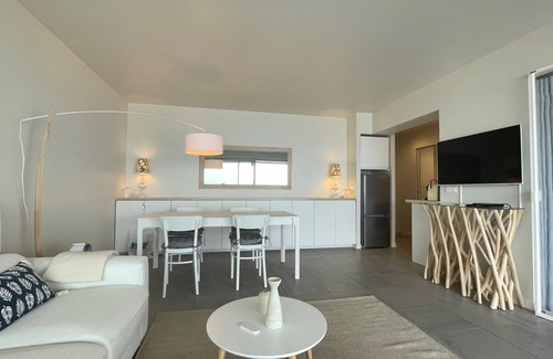 Cap-d'Antibes Apartment | Appartement Front DE MER 1 Chambre, Terrasse de 17 m2 sur la Plage de la Salis