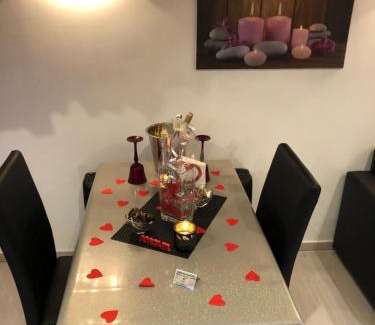 Orgon Apartment | Appartement Love room avec jacuzzi et hammam privatisé Lieu insolite en amoureux Spa détente assurée avec de doux massages en options sur demande