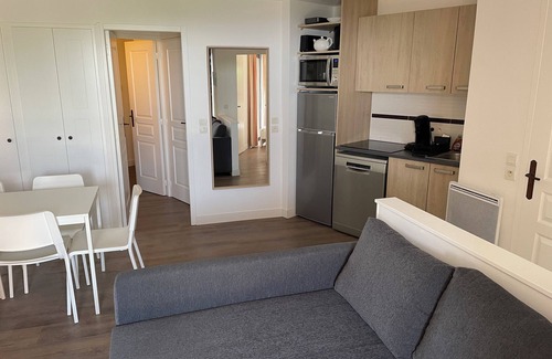 La Croix des Gardes Apartment | Appartement Meublé Avec Terrasse, vue mer et Accès Piscine