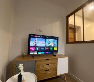 Alfortville Apartment | Appartement moderne et cosy , 5 min de la gare de RER D , remise des clés en main propre
