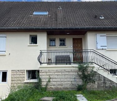 Meaux Apartment | Appartement Platanes 6 - Proche Disney - Parking Gratuit - Meaux
