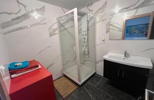 Oyonnax Apartment | Appartement privé et lumineux en centre-ville, à Oyonnax, proche des lacs