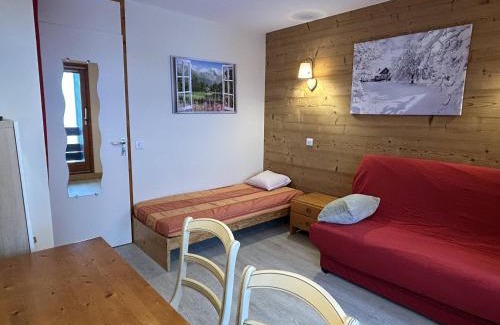 Meribel-Mottaret Apartment | Appartement rénové à Méribel, 1 chambre, 3 couchages, balcon, accès pistes, casier à skis, WIFI - FR-1-355-175