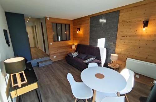 Isola Apartment | Appartement Rénové 2P avec Balcon Sud, Front de Neige, au Pied des Pistes - FR-1-292-64