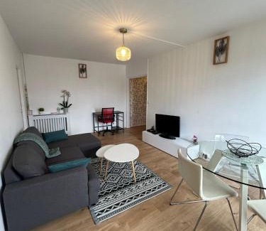 Franconville Apartment | Appartement rénové et spacieux, Terrasse, 4 pers