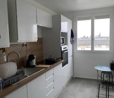 Franconville Apartment | Appartement rénové et spacieux, Terrasse, 4 pers