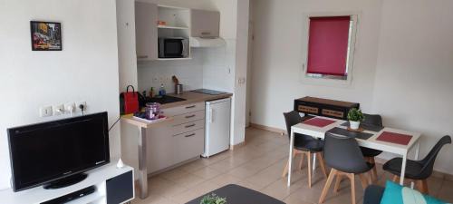 Castelnau-de-Medoc Apartment | Appartement T2 avec balcon, centre de Castelnau de Médoc