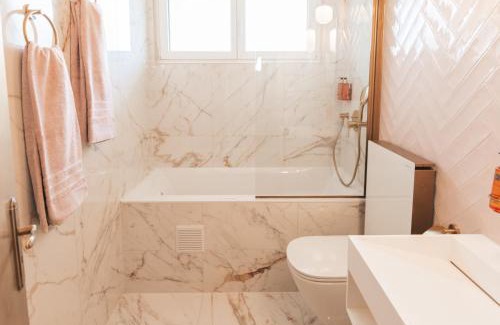 Couvet Apartment | Appartement thématique Au Creux de la rose