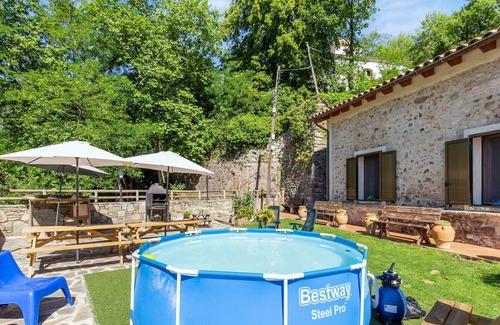 Ogassa Cottage | Appealing holiday home in Ogassa with patio