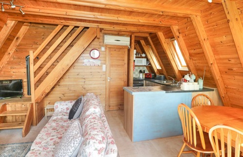 Corton Cottage | APPLE TREE LODGE, pet friendly, with a garden in Gillingham