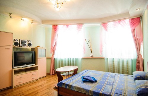 Nizhnyaya Maksakovka Apartment | April on International 166