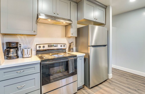 North Fremont Street Apartment | Apt 1 Mi to Monterey State Beach! Bring Your Pets