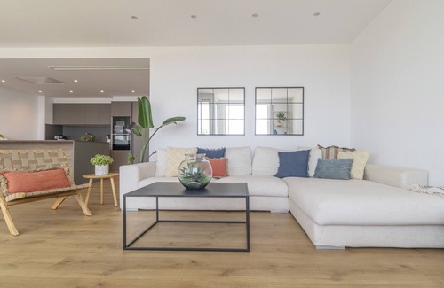 Calella Apartment | Apt. 1st line of the sea, spectacular views 6 pax, wifi and air conditioning. Vivalidays Apartour.