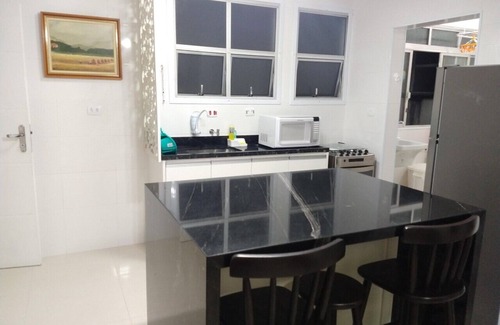 Vila Julia Apartment | Apt FAN Guarujá beach side, 1 or 2 bedrooms, 1 parking space Wi-Fi Air Net Netflix Smart Tv AR