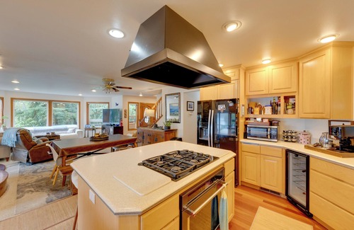 Oak Harbor Apartment | Apt w/Bay Views, Deck & Grill in Oak Harbor!