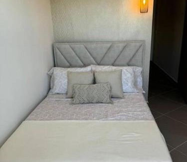 Guatape Apartment | Apto en la calle de las sombrillas para estrenar, la mejor ubicacion en guatape garantizada