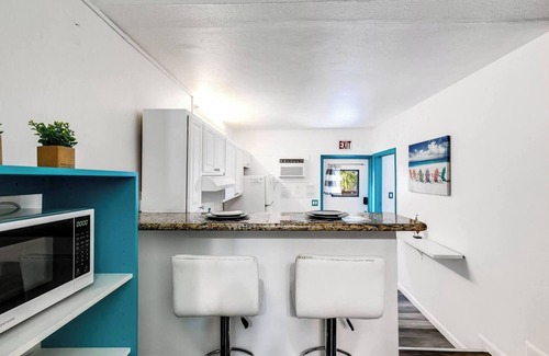 Royal Poinciana Bed & Breakfast | Aqua Breeze Retreat with Free Parking