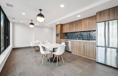 South Pandosy Condo | AQUA Corner Unit w Balcony and Amazing View #614