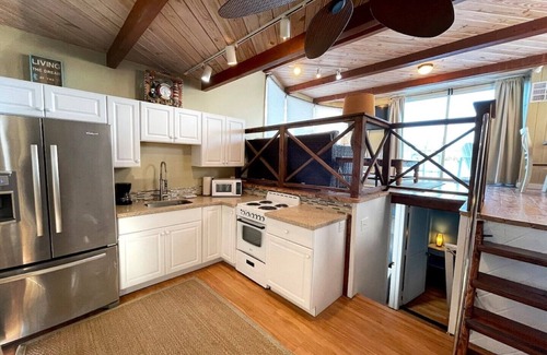 Tavernier Boat Rental | Aqua Lodge Houseboat "Captain's Quarters"