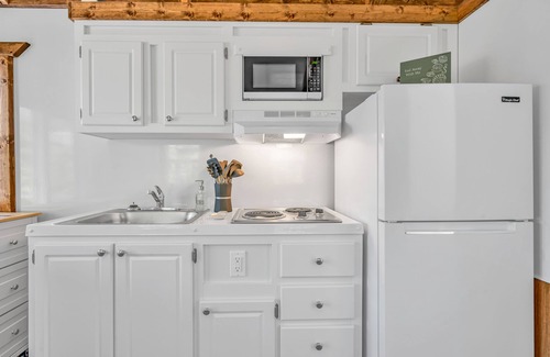 Key West Boat Rental | Aqua Lodges at Hurricane Hole Marina