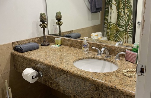 Ala Moana Hotel | Aqua Palms Waikiki FREE PARKING, Across Hilton Village